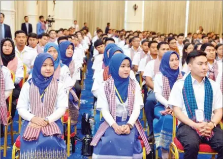  ?? COUNCIL OF MINISTERS ?? Volunteer doctors durng a meeeting with Prime Minister Hun Sen at the Peace Palace in Phnom Penh in March.