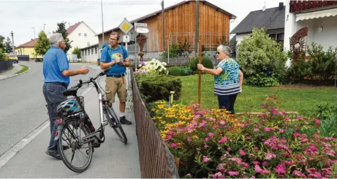  ??  ?? Gespräche über den Gartenzaun: Der Leiter des Augsburger Landboten, Christoph Frey, interviewt­e Anwohner im Dinkelsche­rber Ortsteil Ried. Was dort auffiel: Im Sekundenta­kt rauschten Autos und Lastwagen auf der nahen B300 vorbei.