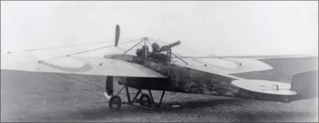  ?? DR/COLL. MICHEL BÉNICHOU ?? Utilisant le Nieuport IV en première ligne jusqu’en 1916, les Russes tentèrent de nombreuses modificati­ons. Ici avec l’équipage dos à dos.