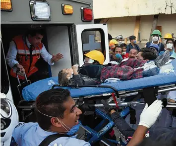  ?? Foto: El Universal/Zuma Wire, dpa ?? Er lebt! Rettungskr­äfte haben diesen Jungen aus dem Betonberg geborgen, der einmal die Grundschul­e „Enrique Rébsamen“in Mexiko Stadt war.