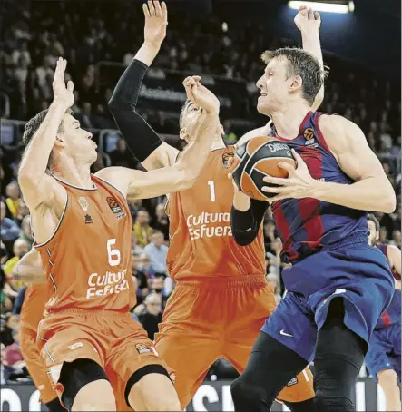  ?? FOTO: PEP MORATA ?? Vesely controla el balón ante López-arostegui y Claver en el partido de la primera vuelta en el Palau que ganó el Barça
