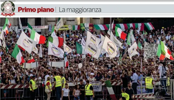  ??  ?? A Roma Tricolori e bandiere del Movimento sventolano in Piazza Bocca della Verità a Roma durante la manifestaz­ione dei Cinque Stelle (foto Ansa)