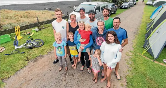  ?? SIMON O’CONNOR/ STUFF ?? The Janssen, Noble and Orton clan have been camping at the Oakura Beach Holiday Park for 18 years.