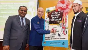  ??  ?? Spotlight on safety: Lee (second from left) officiatin­g at the safety seminar in Bangi. Looking on are Niosh executive director Zahrim Osman (left) and Mohd Dailami.