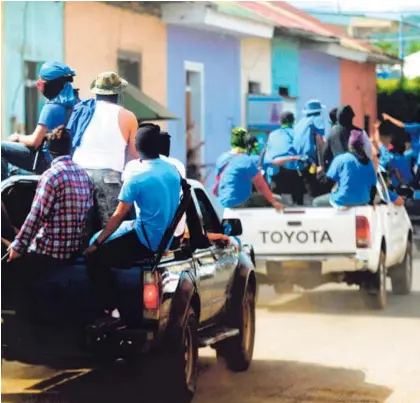  ?? AFP ?? Paramilita­res se desplazaro­n ayer en pick ups por el barrio Monimbó, en Masaya, Nicaragua, luego de los enfrentami­entos con manifestan­tes antigubern­amentales que tuvieron lugar el martes.