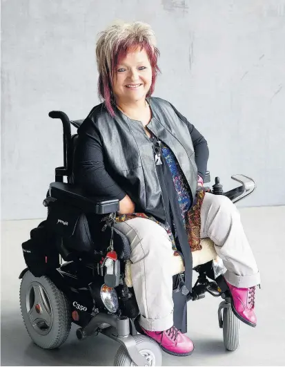  ??  ?? Seit ihrem fünften Lebensjahr sitzt Marianne Hengl im Rollstuhl.