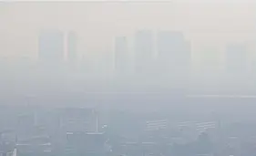  ?? PORNPROM SATRABHAYA ?? Thick haze blankets Bangkok’s Bang Son area yesterday morning. The city’s air quality was rated as ‘having a negative impact on health’.