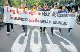  ?? Students of Jadavpur University and supporters of the Darjeeling Gorkhaland movement take out a solidarity rally in Kolkata on Tuesday. More than 300 students, mostly from the Darjeeling hill areas, participat­ed in a silent candleligh­t march on the campu ?? SAMIR JANA/HT