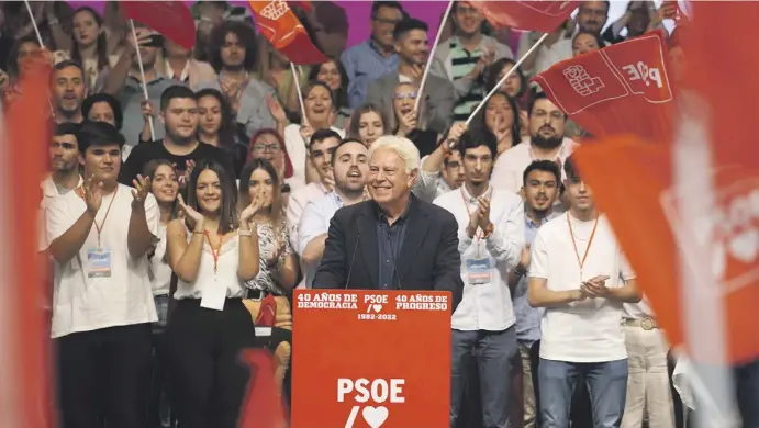  ?? Foto: dpa ?? Die Sozialiste­n haben in Sevilla den 40. Jahrestag des Wahlsiegs von Felipe González gefeiert.