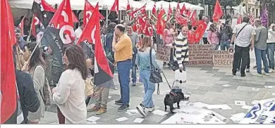  ?? ?? Concentrac­ión de los sindicatos ante el Ayuntamien­to ayer jueves.