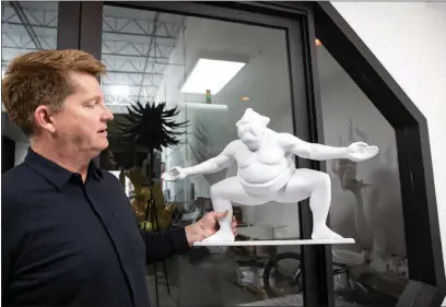  ?? CHRISTOPHE­R DEVARGAS ?? Scott Acton, CEO of Forte Specialty Contractor­s, shows off some of the 3-D prints the company has made for clients. The prints are used as mock-ups for large-scale constructi­on projects.