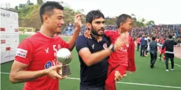  ??  ?? Aizawl coach Khalid Jamil (right) expects his team to rise above all obstacles.