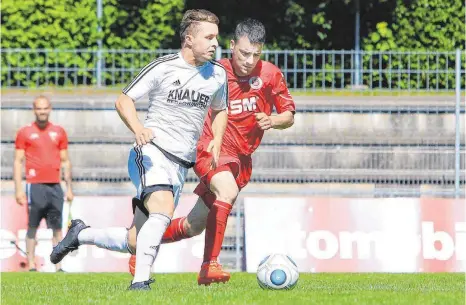  ?? ARCHIVFOTO: KARL-HEINZ BODON ?? Für Daniel Sandhas (weißes Trikot) und den FC Überlingen lief die Saison letztlich nahezu perfekt: Über den Umweg Relegation wurde der direkte Wiederaufs­tieg in die Landesliga Südbaden III geschafft. Für das F-Team des SC Pfullendor­f (das in Zukunft...