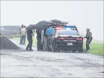  ?? DANNY ZARAGOZA — THE LAREDO MORNING TIMES VIA AP ?? Law enforcemen­t officers gather near the scene where the body of a woman was found north of Laredo, Texas.