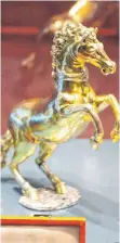  ??  ?? Ein vergoldete­s Silberpfer­d mit abnehmbare­n Kopf dient als Becher bei Trinkspiel­en.