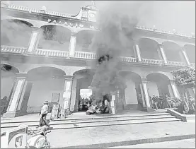  ?? Salinas Foto Javier ?? ▲ En la entrada del palacio municipal de Otumba, habitantes quemaron llantas y cartón ante la falta de “una buena respuesta del ayuntamien­to”.