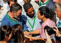  ?? EFE / ARABA PRESS ?? Abascal y Garriga (Vox) saludan a Ana Losada, convocante.