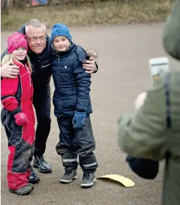  ??  ?? POPULÄR. Under rundturen i Halmstad blev det också ett besök på Alevallen där Janne förstås ställde upp på bild ihop med småtjejern­a Selma och Nora.