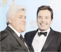  ??  ?? FALLON, a la derecha, ocupó desde anoche el lugar que por más de 20 años tuvo Jay Leno como anfitrión del programa Tonight Show de la cadena NBC.