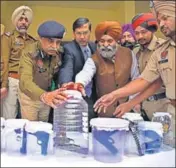  ?? GURPREET SINGH/HT ?? DGP Suresh Arora (second from left) and other officers showing weapons seized from accused Shera, at a press conference in Ludhiana on Friday.