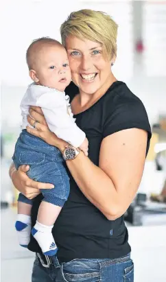  ?? FOTO: DPA ?? Christina Obergföll mit Sohn Marlon in ihrem Haus in der Ortenau. Die Aufnahme wurde im Oktober 2014 gemacht.