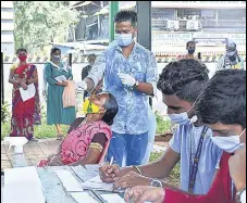  ?? PRAFUL GANGURDE / HT PHOTOS ?? A senior citizen gets vaccinated at Thane Municipal Corporatio­n’s Valmiki Health Centre on Friday. (Right) A woman gets her antigen test done at Manpada Antigen Testing Centre in Thane on Friday.