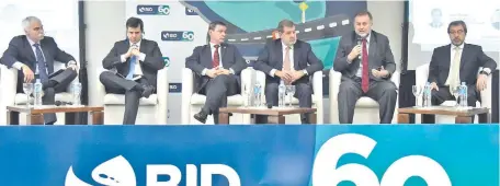  ??  ?? Joaquín Domínguez, José Cantero, Blas Cristaldo, Alberto Acosta Garbarino, Benigno López y José Maciel, ayer en el foro del BID.