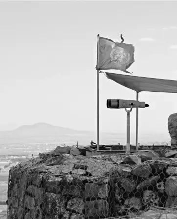  ??  ?? Cascos azules de la ONU observan la frontera entre Siria e Israel