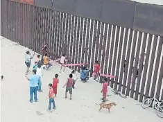  ??  ?? A ambos lados de la frontera niños juegan como en un parque.