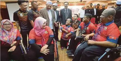  ?? [FOTO ZAMANHURI ISA/BH] ?? Ahmad Yakob (tengah) beramah mesra dengan atlet Kelantan, di Kota Bharu, semalam.