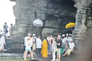  ??  ?? PENGUNJUNG luar dan dalam negara tidak melepaskan peluang untuk melawat pura Tanah Lot.