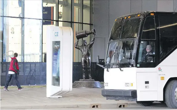  ?? PHOTOS: FISH GRIWKOWSKY ?? John Weaver’s immortal Wayne Gretzky statue looks a little lost after being moved from the Coliseum to Roger’s Place.