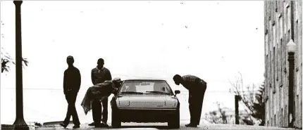  ?? THOMAS GRAVES / THE PALM BEACH POST PHOTOS ?? Two Palm Beach Post reporters in a car check out street trade in 1986 in West Palm Beach. The Post kicked off a three-day series on “the new epidemic” — crack cocaine — in March 1986, 30 years before the opioid crisis would consume Palm Beach County.