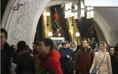  ?? FOTO: ALEXANDER ZEMLIANICH­ENKO/TT-AP ?? Passagerar­e i Moskvas tunnelbana filmas av en diskret övervaknin­gskamera. Arkivbild.
■