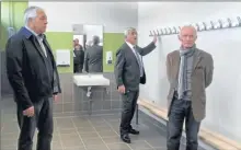  ??  ?? Gérard Trémège visite les vestiaires (Ph CB)