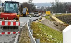  ?? Foto: Marcus Merk ?? Die Arbeiten zu einer Unterführu­ng an der Straße zwischen den beiden Kreisverke­hren an der Autobahn in Zusmarshau­sen gehen voran. Wenn das Wetter mitspielt, könnte die Straßenspe­rre noch vor Jahresende aufgehoben werden.