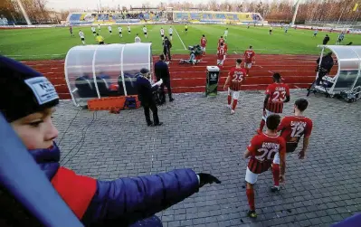  ?? Ansa ?? Fischio d’inizio Nella foto del 27 marzo i giocatori entrano in campo e i tifosi negli spalti