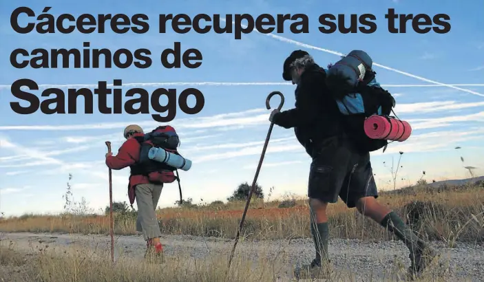  ?? ALBERT BERTRAN ?? Dos caminantes avanzan hacia la capital gallega. El trayecto por la Vía de la Plata abarca 1.000 kilómetros desde Sevilla hasta Santiago, que se cubren en unos dos-tres meses.