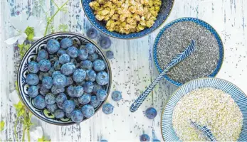  ?? FOTO: ACHIM SASS ?? Sieht alles super aus, doch einen Zusatznutz­en hat das angebliche Superfood – rechts im Bild Chiasamen und Amaranth – nicht. Heimische Blaubeeren (links) zum Beispiel sind genauso gesund. Und billiger.