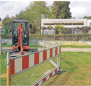  ?? FOTO: UWE MISERIUS ?? Die Fläche an der städtische­n Kita Büscherhof wird für neue Ersatzcont­ainer präpariert. In unmittelba­rer Nachbarsch­aft, am Wilhelm-Göddertz-Weg, entsteht eine neue Kita. Träger ist die Bethanien Diakonisse­n-Stiftung.