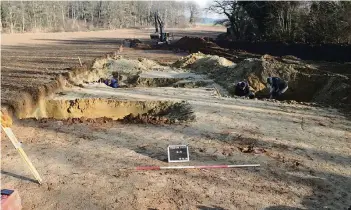  ?? FOTO: ARTEMUS GMBH ?? Eine Fotografie der archäologi­schen Ausgrabung im Bereich der Ausgleichs­fläche für die Bundesstra­ße 221n in Hückelhove­nAltmyhl.