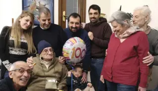  ??  ?? Famiglia riunita
Ecco la festa per i 100 anni di Attilio Sala con figli, nipoti e pronipoti