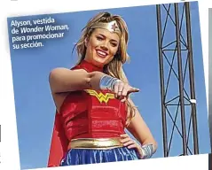  ??  ?? Alyson, vestida de Wonder Woman, para promociona­r su sección.