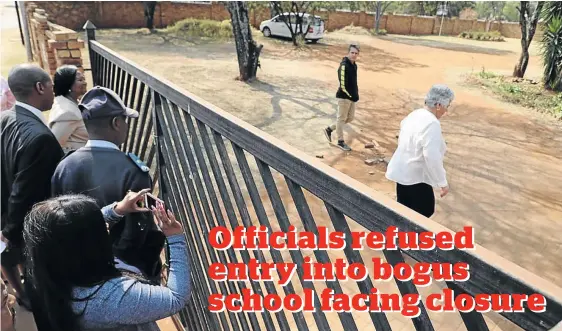  ?? /THULANI MBELE ?? Officials were kept at the gate as they tried to close down Centauri Dual Medium Private High School in Centurion, Pretoria.
