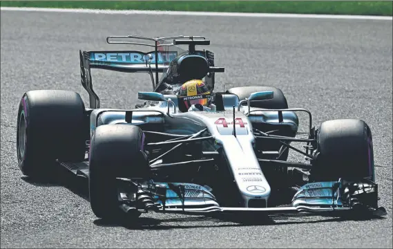  ?? FOTO: GETTY ?? Lewis Hanilton se mostró muy superior a Vettel, Bottas y Raikkonen a una vuelta logrando la pole ayer en Spa. Hoy, el inglés buscará un triunfo que le acerque a Vettel en el Mundial