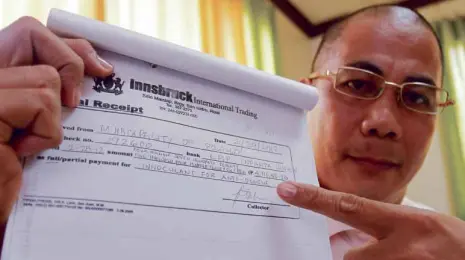  ?? DENGUE “BITES” Councilor Romel Calzado shows a receipt in the amount of P4,775,426.88, which was paid by the town of Polillo to Innsbruck Internatio­nal Trading for antidengue chemicals.
RAFFY LERMA ??