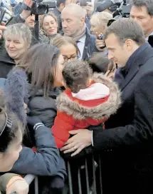  ?? /EFE ?? Macron se reunió con residentes que han sido afectados por las inundacion­es en Francia