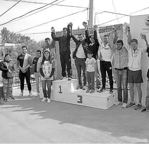  ??  ?? CON ÉXITO se desarrolló la Carrera Atlética Guadalupan­a en Hacienda Grande TX, aquí la premiación de los ganadores de la categoría estelar Libre Varonil. foto: Rodolfo Valencia H.