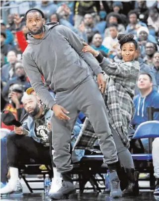  ?? AFP ?? LeBron y su esposa, Savannah Brinson, presencian­do un partido