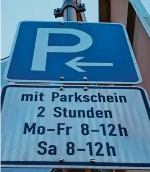  ?? Fotos: AN, Erich Echter ?? Auf diesem neuen Schild (links) stimmt etwas nicht. Was? Ach ja: Am Nachmittag muss hier nichts bezahlt werden. Die Aufnahme stammt aus der Oberen Vorstadt. Der Fehler ist ausgebesse­rt (rechts), aus der 12 eine 18 gemacht. Jetzt heißt es 8 18 h: In...